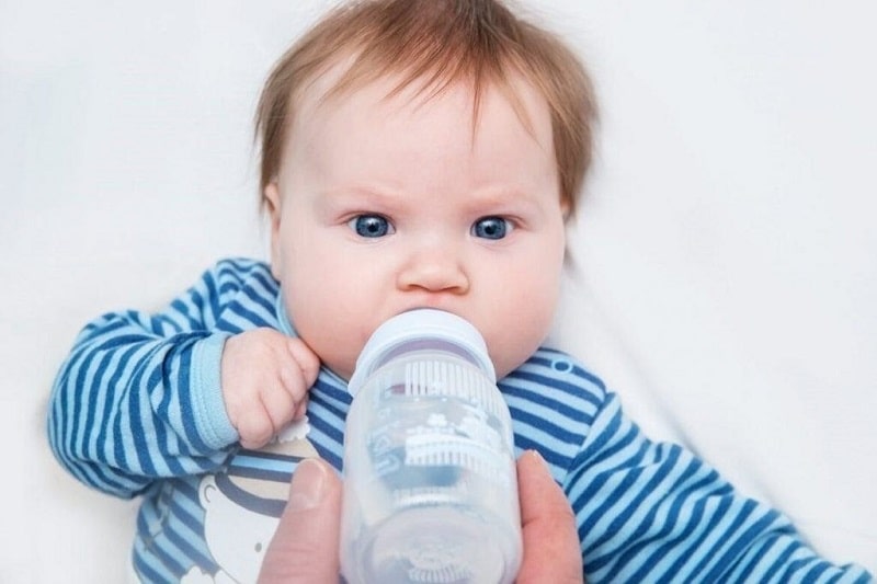 trẻ sơ sinh có được uống nước không