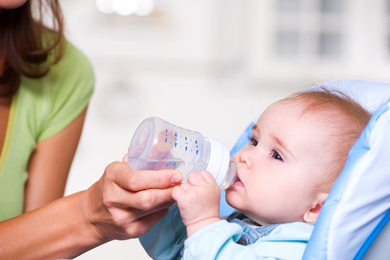 Trẻ sơ sinh có được uống nước không? 2